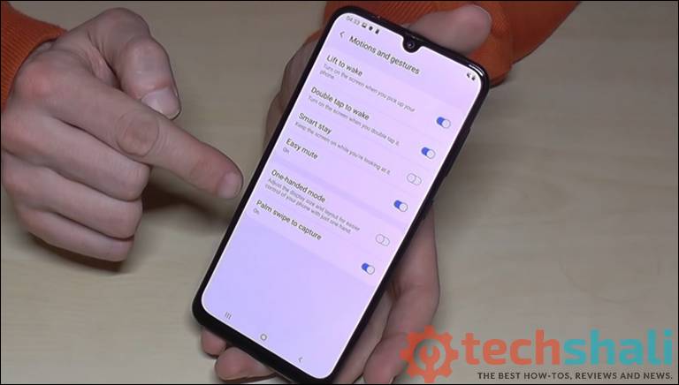 Take screenshots on the Samsung Galaxy A40 and A40s using Palm Swipe Gesture